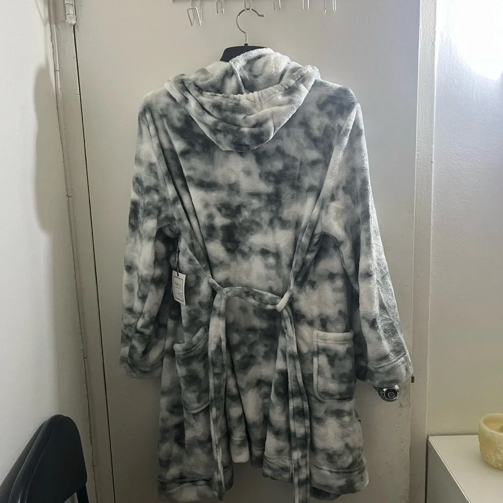 MeMoi Plush Hooded Robes - Picture 2 of 7